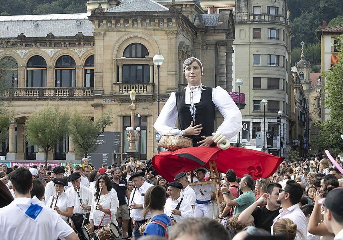 Los gigantes y cabezudos recorrerán este martes las calles de Amara.