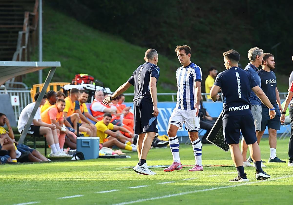 Sergio y Oyarzabal se saludan en el amistoso ante el Pau de pretemporada.