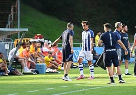Sergio y Oyarzabal se saludan en el amistoso ante el Pau de pretemporada.