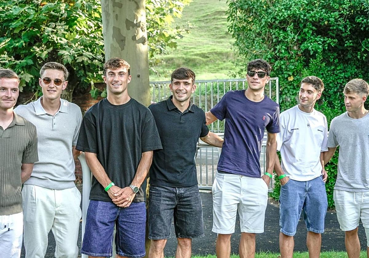 Instantes de la jornada en el Hipódromo donostiarra, con presencia de un nutrido grupo de jugadores de la Real Sociedad.