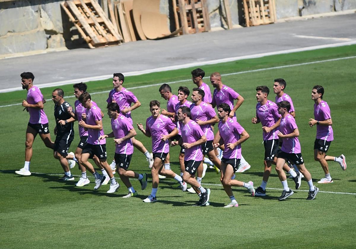 La plantilla armera ya se entrena en la nueva ciudad deportiva de Areitio para preparar el debut liguero del sábado en Málaga.