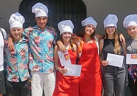 XI. Patata Tortilla Txapelketako sari banaketaren ondoren sukaldari onenak udaletxean.