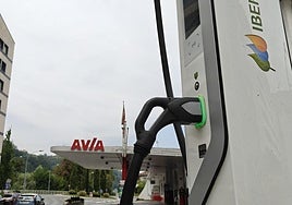 Punto de carga de coches eléctricos en la gasolinera de Arriaran, en el barrio de Larramendi.