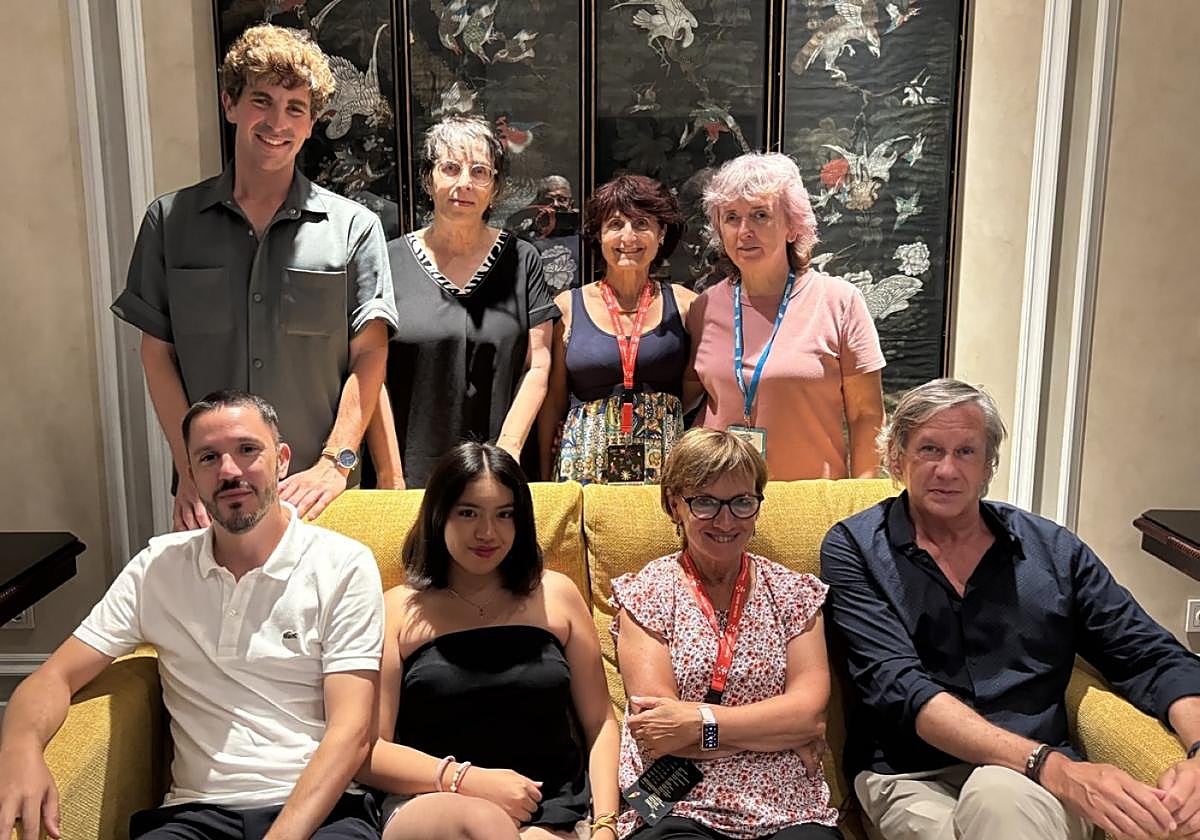 El jurado de los Fuegos Artificiales posa en la habitación 313 del hotel de Londres