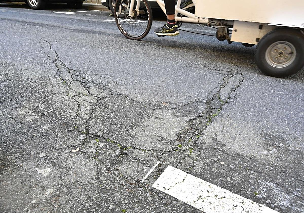 Firme en mal estado en la calle Peñaflorida.