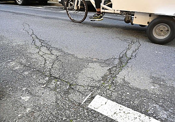 Firme en mal estado en la calle Peñaflorida.