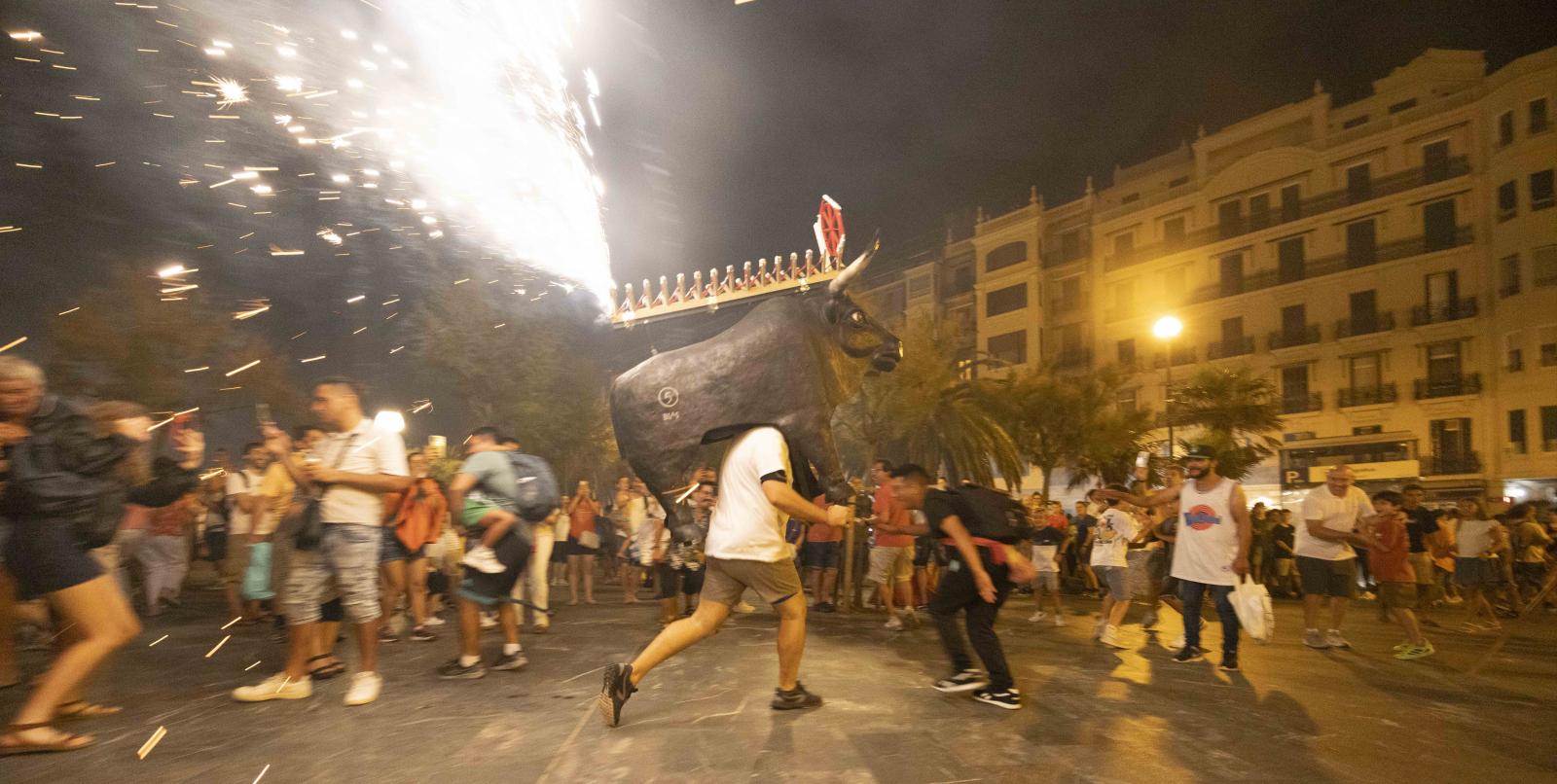 Los toros de fuego encienden el Boulevard