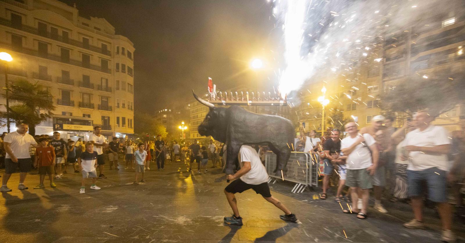 Los toros de fuego encienden el Boulevard