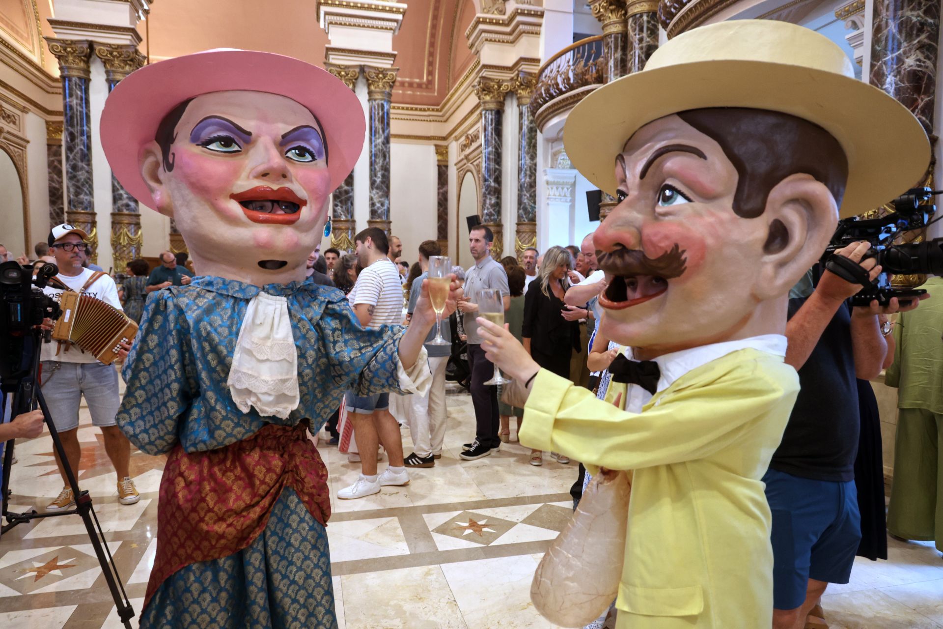 Imagen secundaria 2 - La foto de la Semana Grande: los últimos cuatro alcaldes juntos en el Ayuntamiento