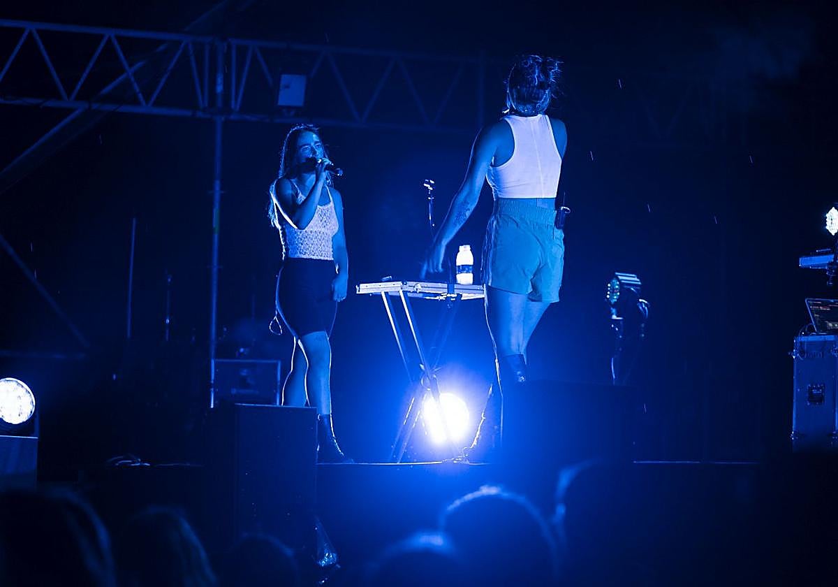 J Martina abrió la noche con una puesta en escena elegante.