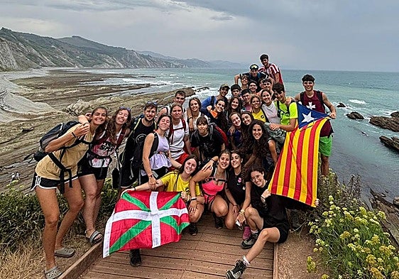 El grupo de tiempo libre de Vilafranca del Penedès, en el flysch, uno de los enclaves que más les ha impresionado.