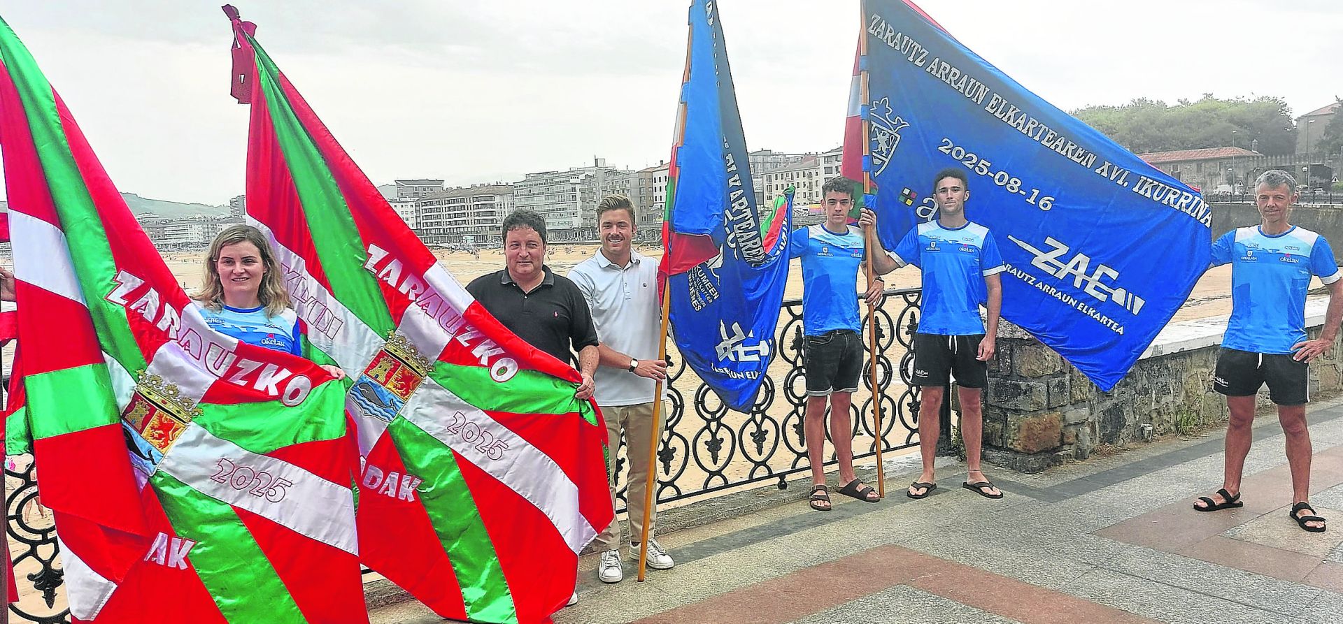 Traineru irabazleek eramango dituzten bi ikurriñak eta ETE Ligako eta ARC1 mailako banderak, atzo eguerdiko aurkezpenean.