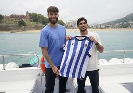 Gonçalo Guedes y Duje Caleta-Car, en su presentación como nuevos jugadores de la Real Sociedad