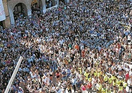 Una multitud de azkoitiarras se congrega en la plaza para el lanzamiento del chupinazo que da arranque a las fiestas.