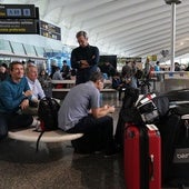 Decenas de pasajeros esperan en el aeropuerto de Bilbao tras ser cancelados sus vuelos, en una imagen de archivo.