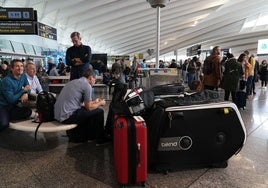 Decenas de pasajeros esperan en el aeropuerto de Bilbao tras ser cancelados sus vuelos, en una imagen de archivo.