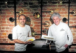Mikel Población y Fernando Canales muestran dos de sus exquisitas elaboraciones en el comedor de La Despensa del Etxanobe.