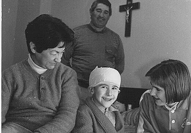 Asier Zabaleta, junto a sus padres y hermana en 1988, tras ser operado por tercera vez de la cabeza tras el accidente.