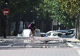 Una mujer pasea por Beasain bajo la ola de calor.
