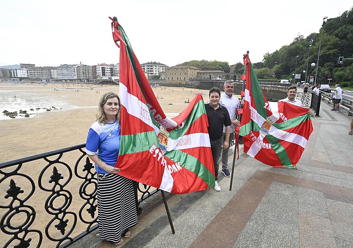 Nagore Arruti posa con las ikurriñas de Zarautz junto al alcalde Xabier Txurruka, Rodrigo e Illarrramendi.