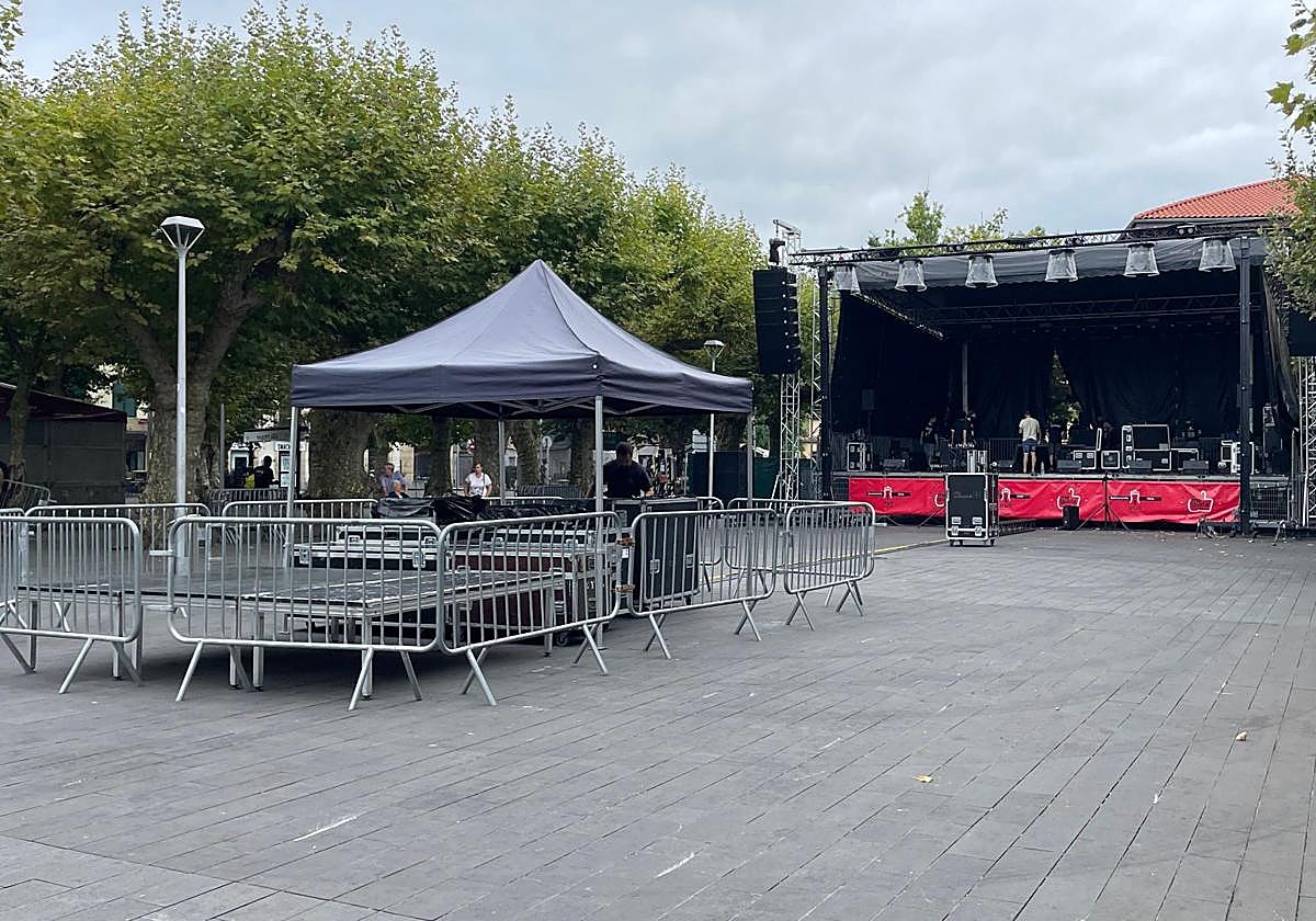 Trabajos de montaje del escenario en la plaza Urdanibia de Irun.