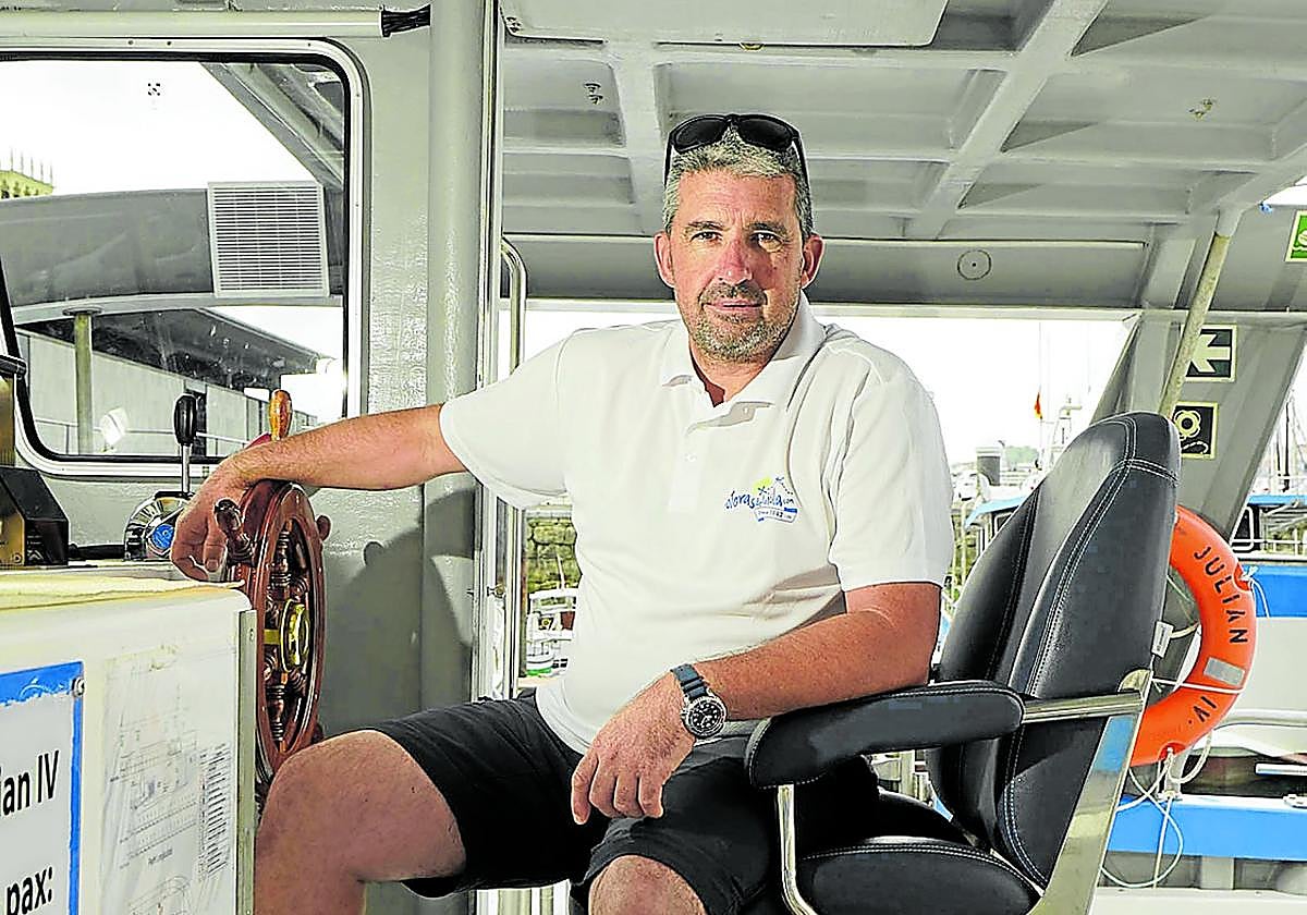 Borja Isturiz, patrón del barco 'Aitona Julian IV' frente al timón.