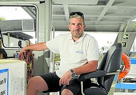 Borja Isturiz, patrón del barco 'Aitona Julian IV' frente al timón.