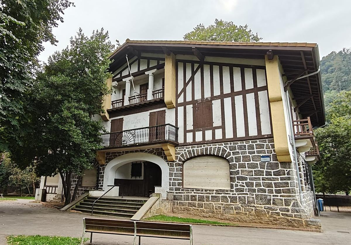 El chalet de Arkaute, de estilo neovasco, actualmente abandonado y que próximamente acogerá un servicio municipal.