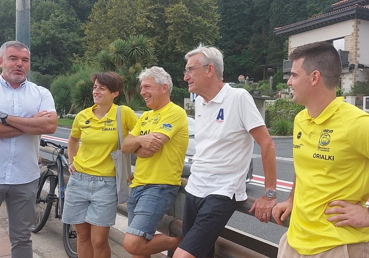 Orioko ordezkariak Borja Rodrigo, ACT-ko presidentearekin, atzo eguerdian Zarautzen.