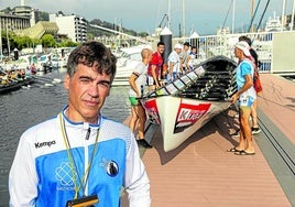 Igor Makazaga aparece ayer en el pantalán de Trintxerpe antes de que la Donostiarra comience el entrenamiento.
