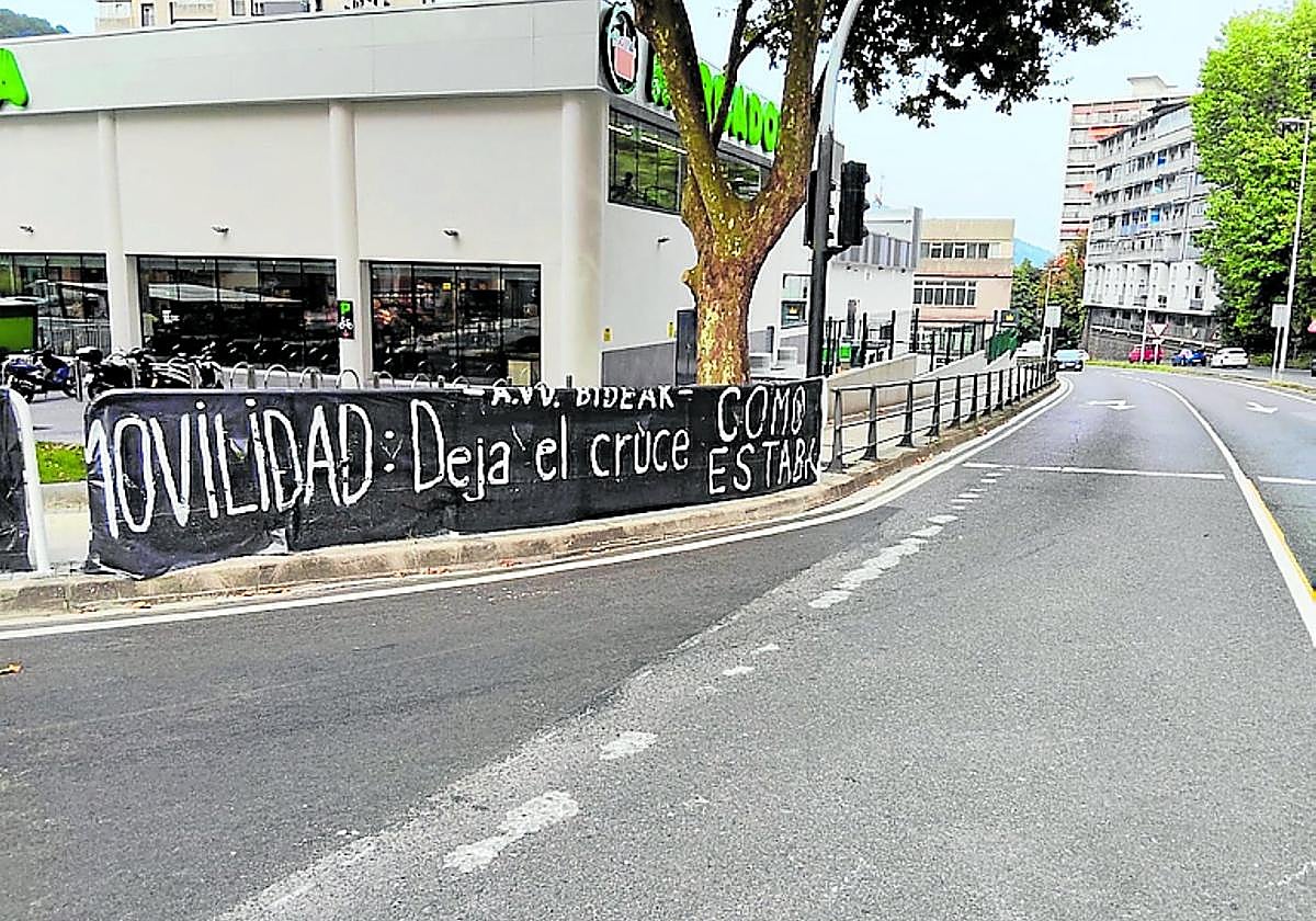 Una de las pancartas colgadas en el cruce, ya retiradas.