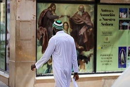 Un musulmán camino a la mezquita del barrio del Carmen, en Jumilla.
