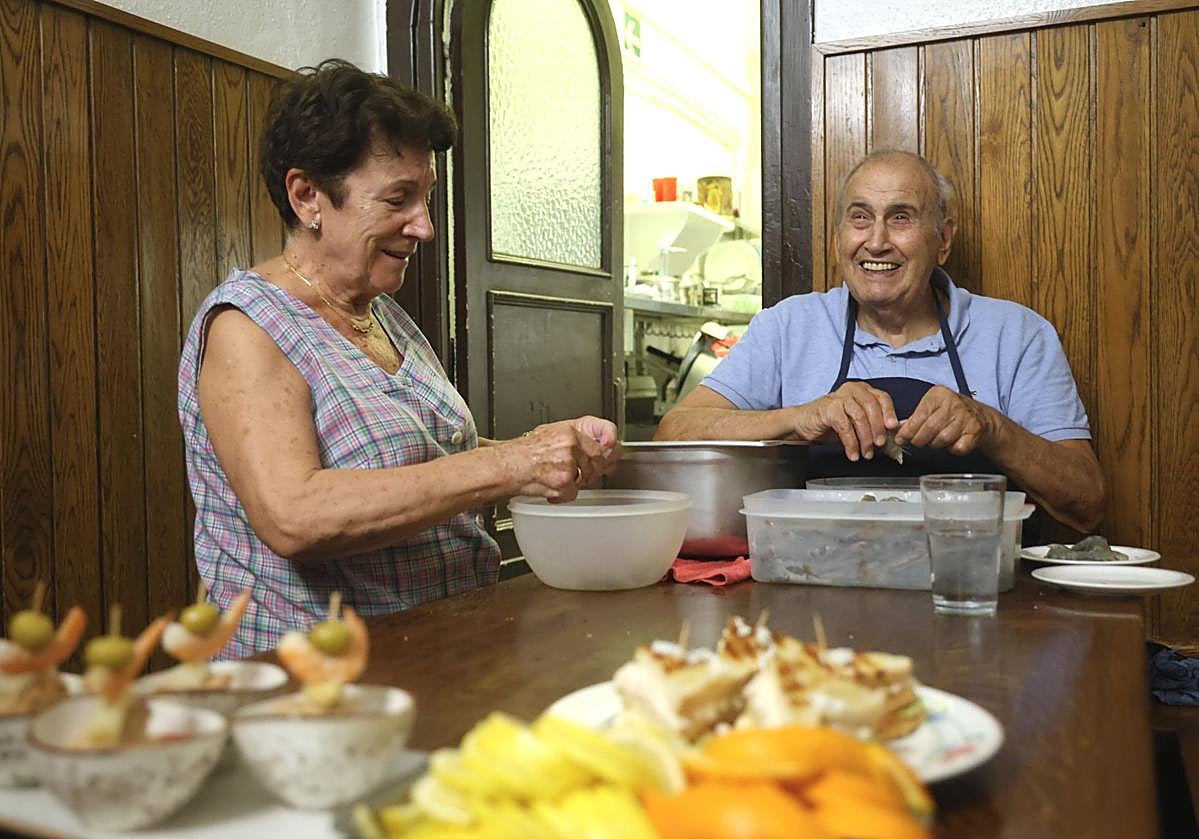 Imagen principal - El conocido bar de San Sebastián que cumple 75 años con una marca inalcanzable: 10 millones de gambas rebozadas