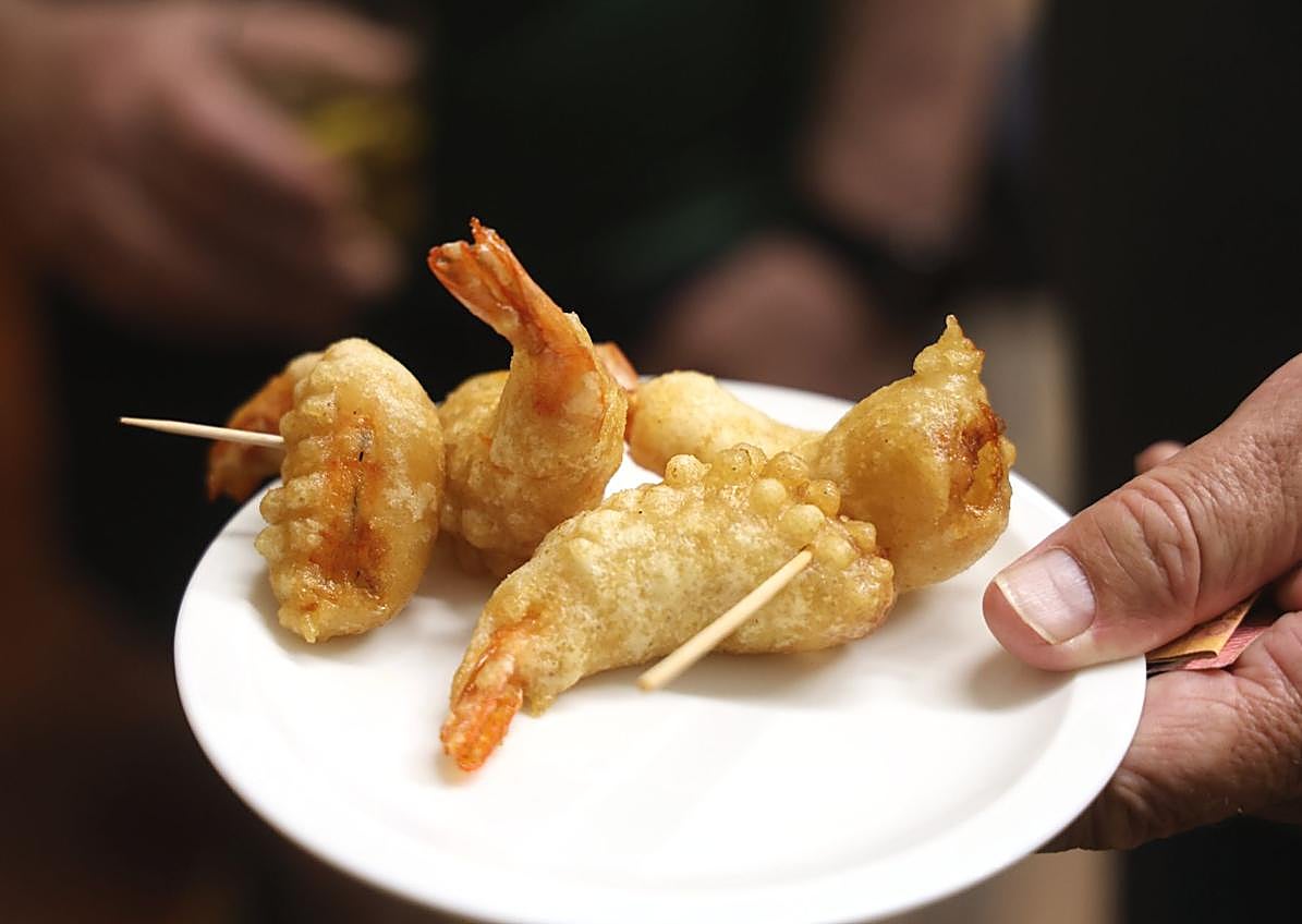 Imagen secundaria 1 - El conocido bar de San Sebastián que cumple 75 años con una marca inalcanzable: 10 millones de gambas rebozadas