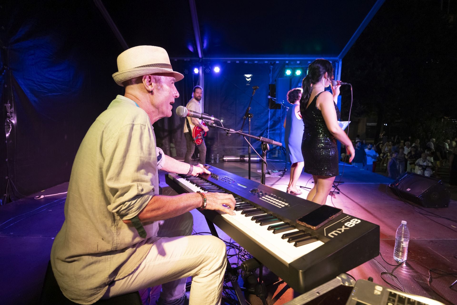 Música y bailes en la plaza Easo