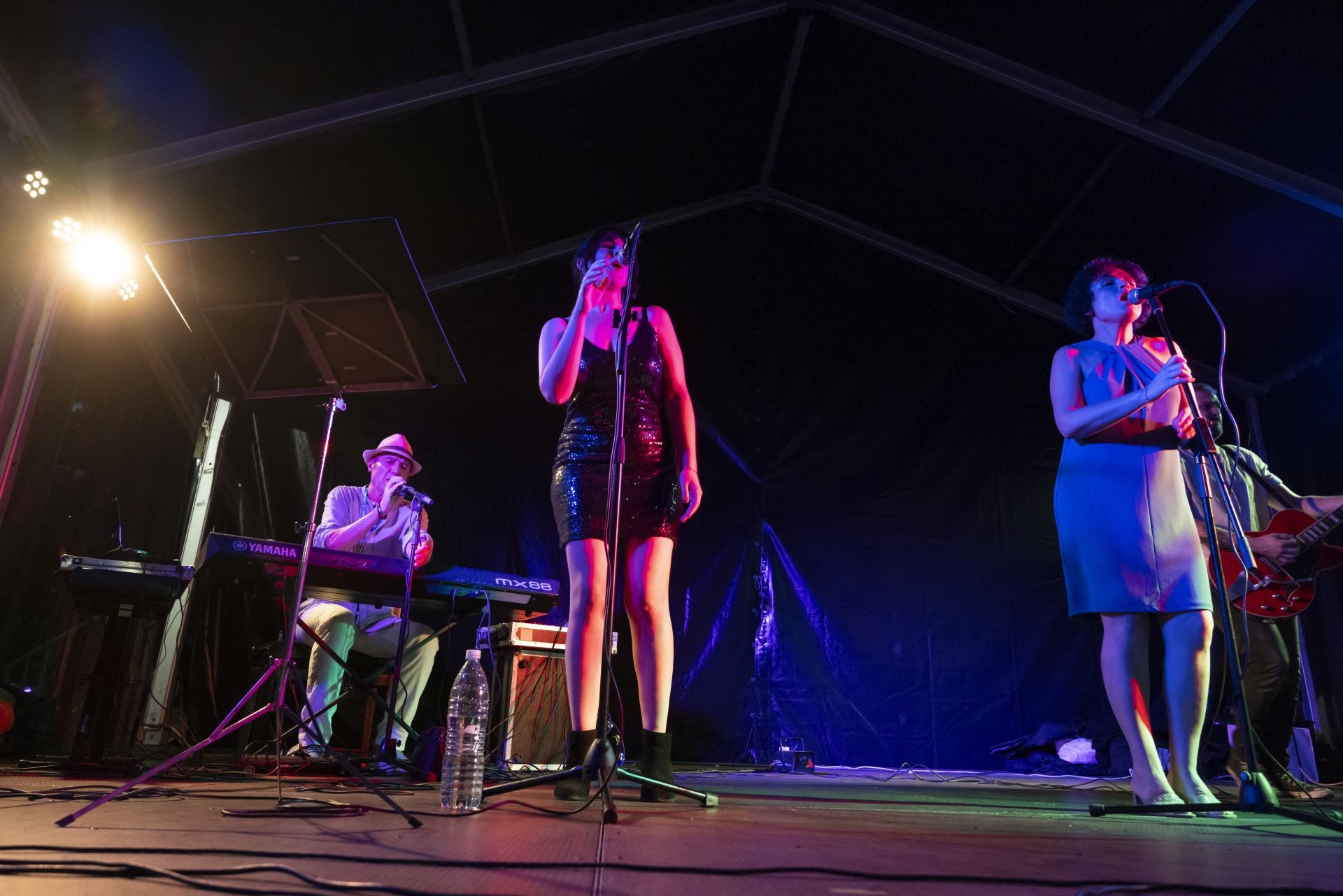Música y bailes en la plaza Easo