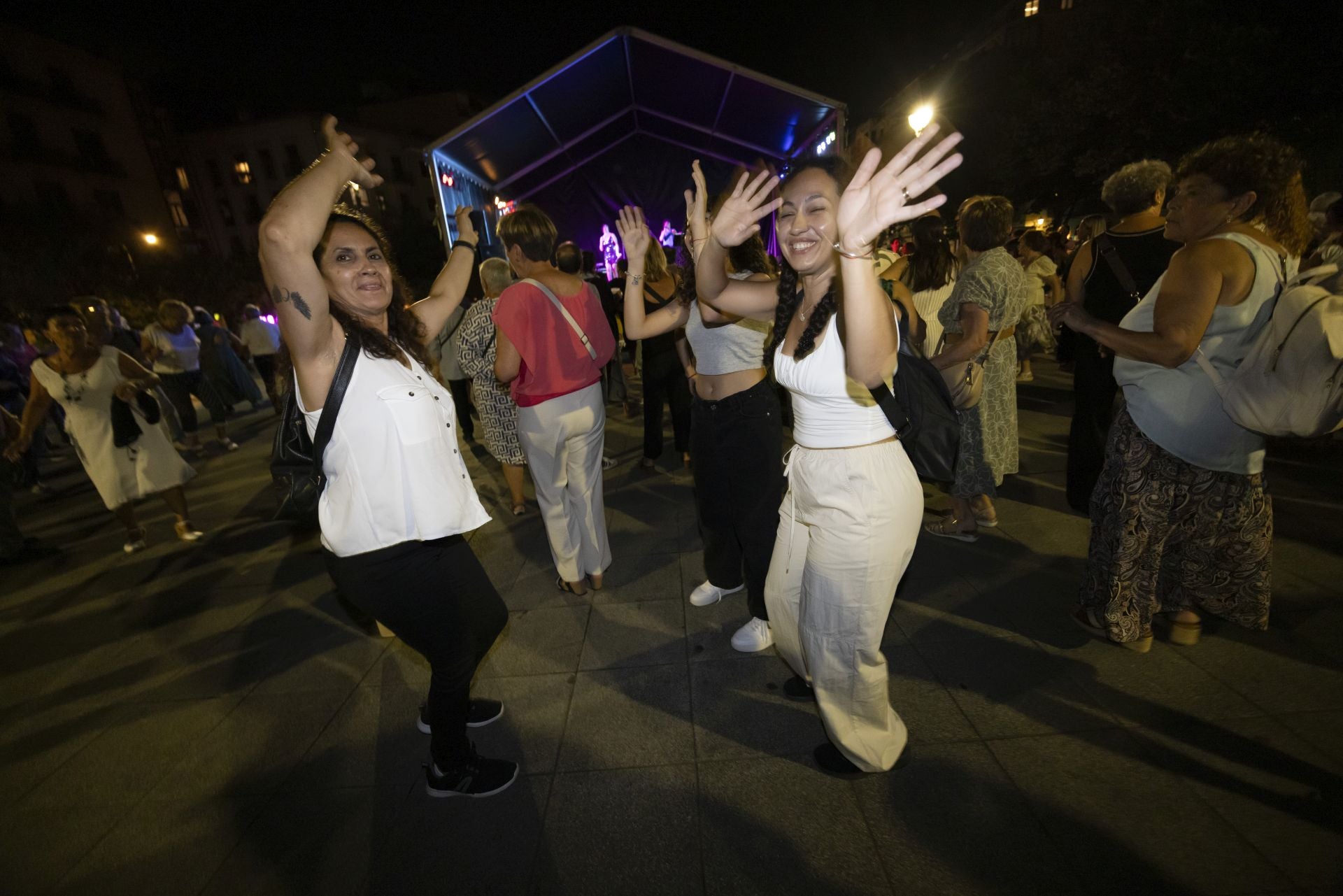 Música y bailes en la plaza Easo