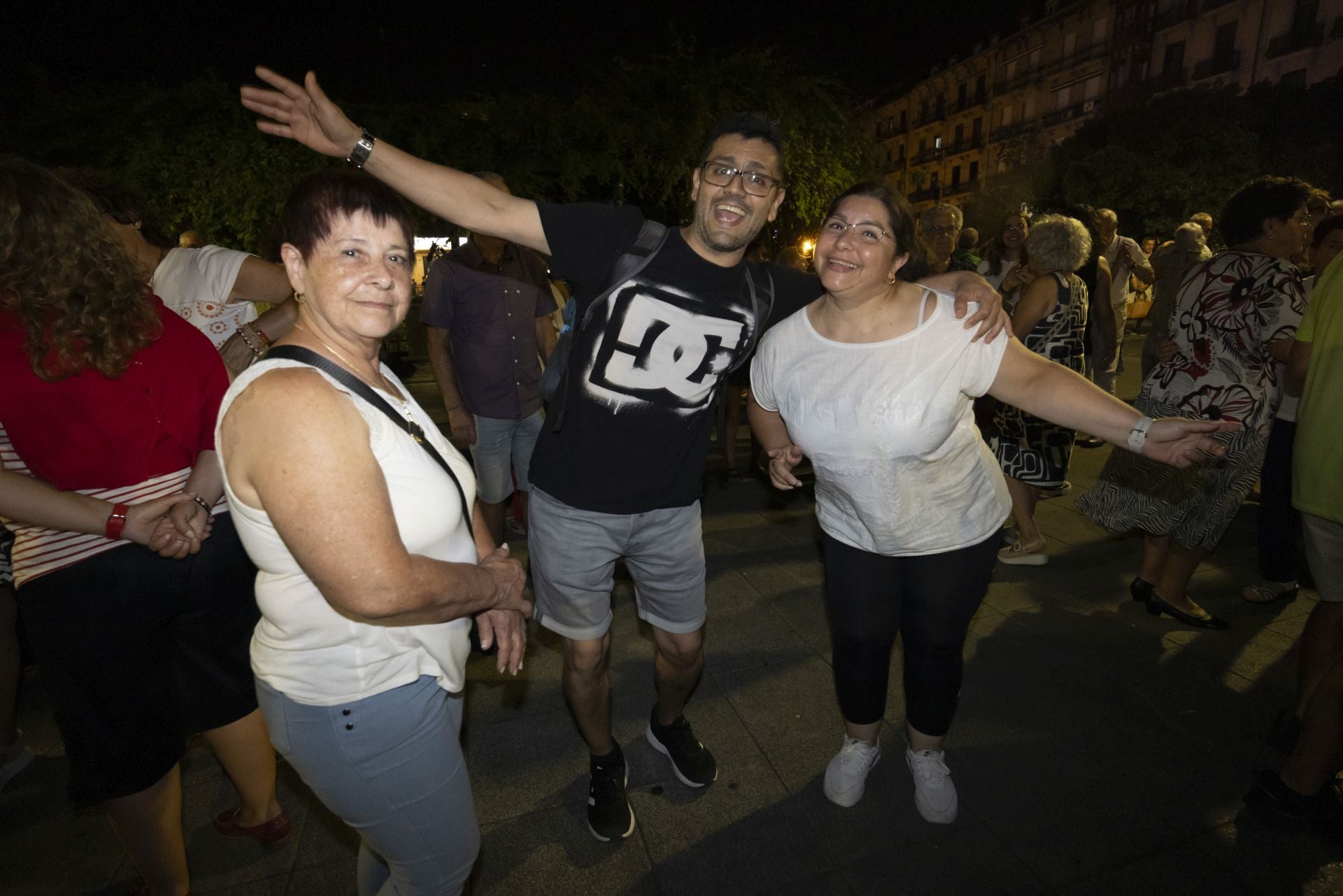 Música y bailes en la plaza Easo