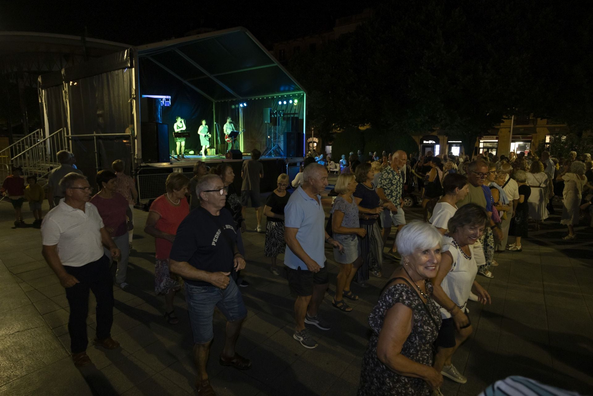 Música y bailes en la plaza Easo