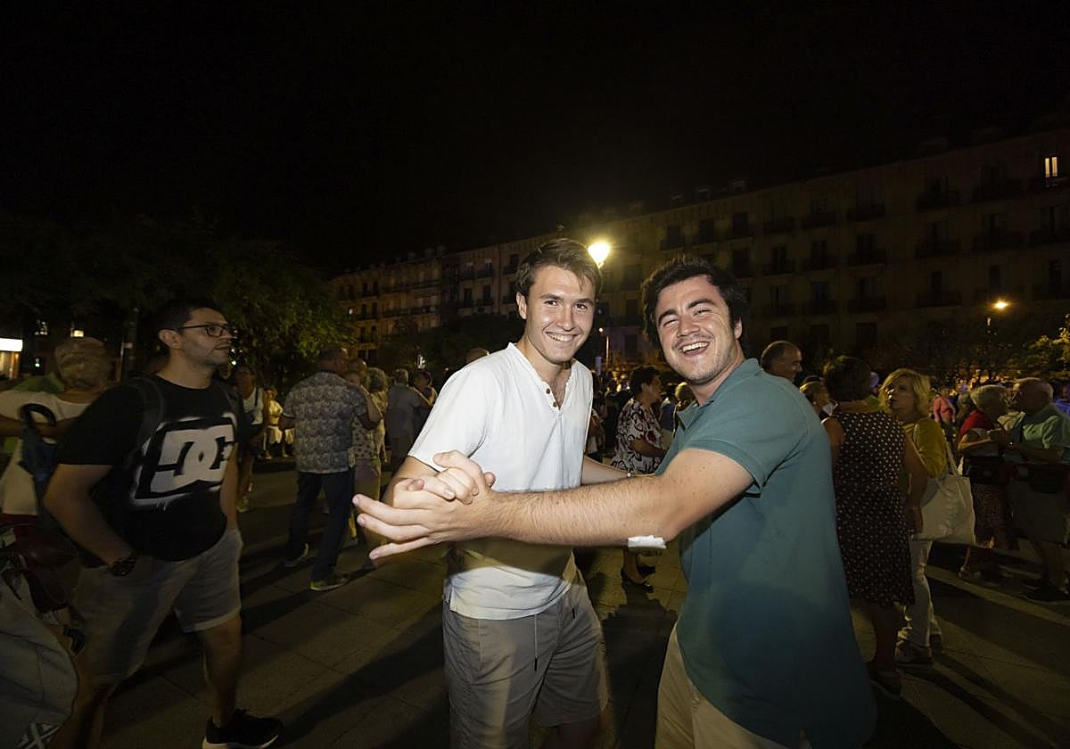 Música y bailes en la plaza Easo