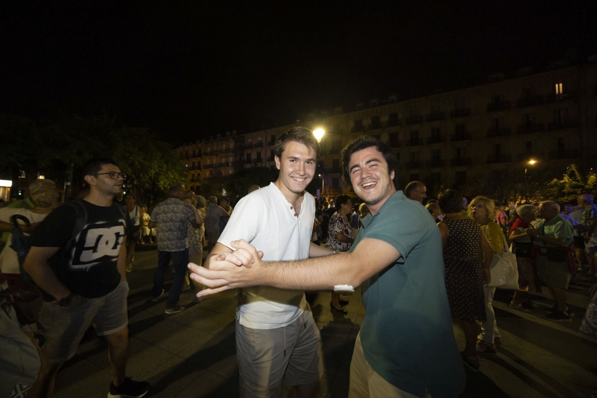 Música y bailes en la plaza Easo