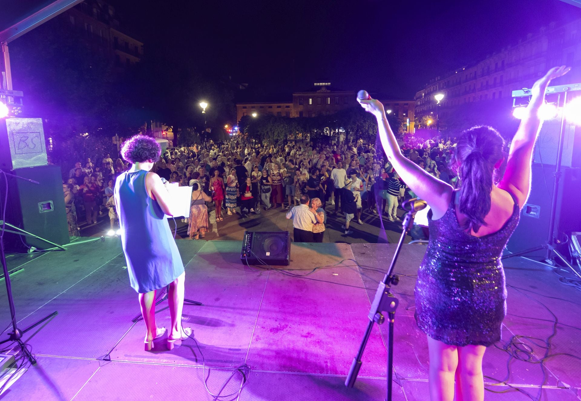 Música y bailes en la plaza Easo