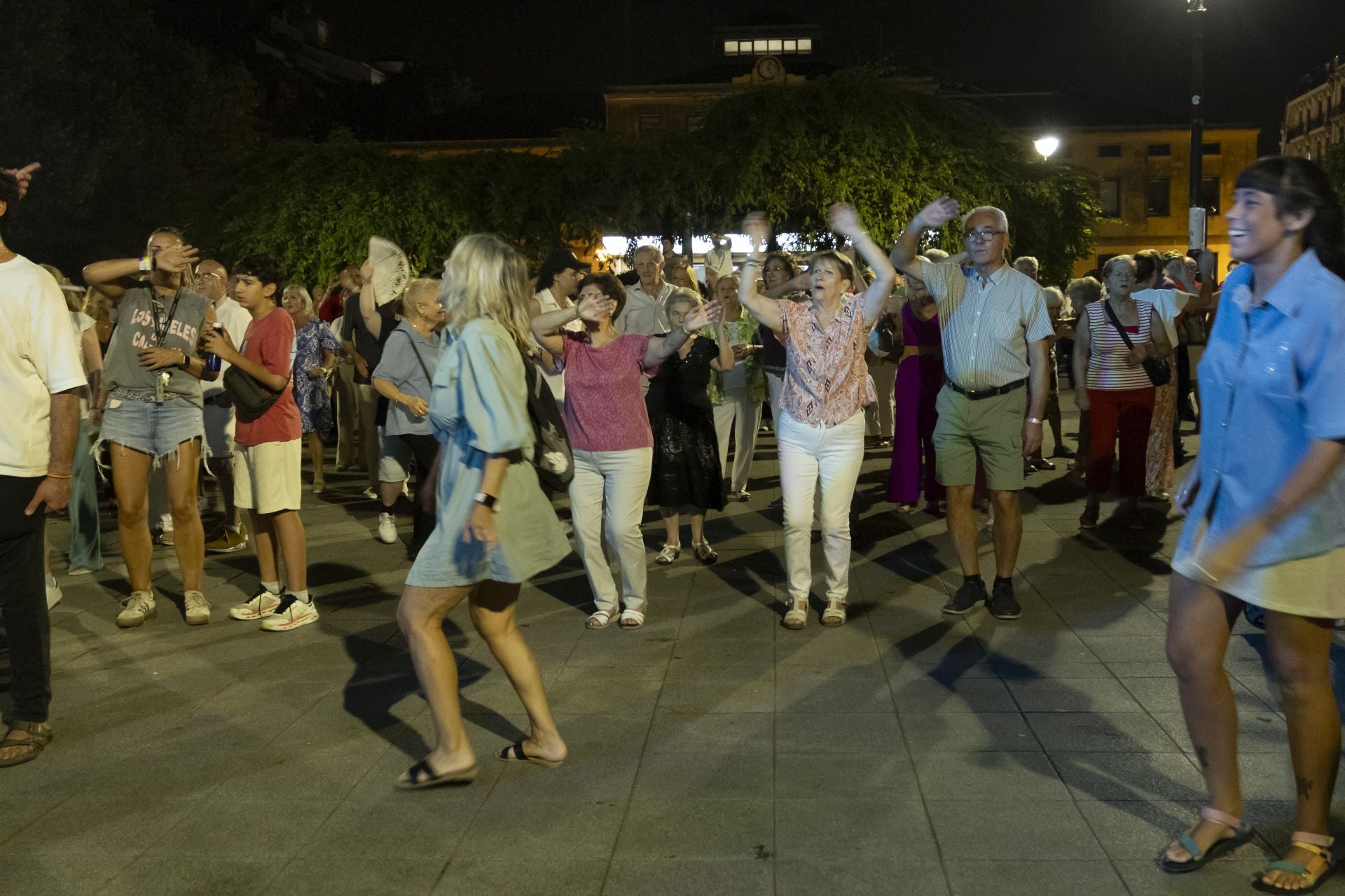 Música y bailes en la plaza Easo