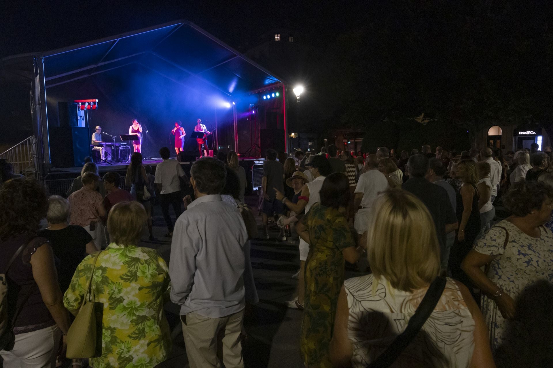 Música y bailes en la plaza Easo