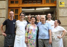 Javi Jauregi, Gorka Bueno, Nerea Suárez, Maria Jesús Aramburu, Maddi Arribas, Paco Bueno, Marcos Elola y Asun Segura, en la puerta del bar Paco Bueno.