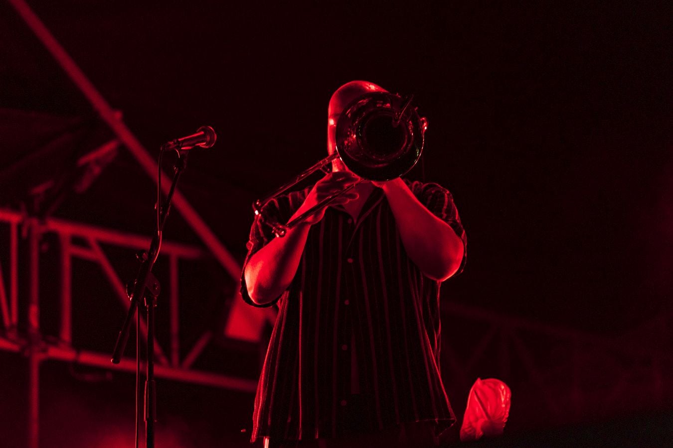 Intimidad y energía contagiosa con Janus Lester