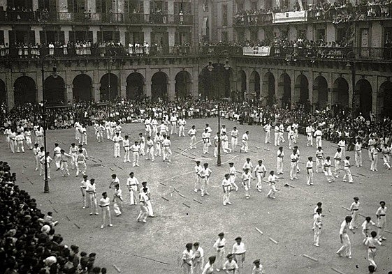 Alarde de dantzaris en la plaza de la Constitución.