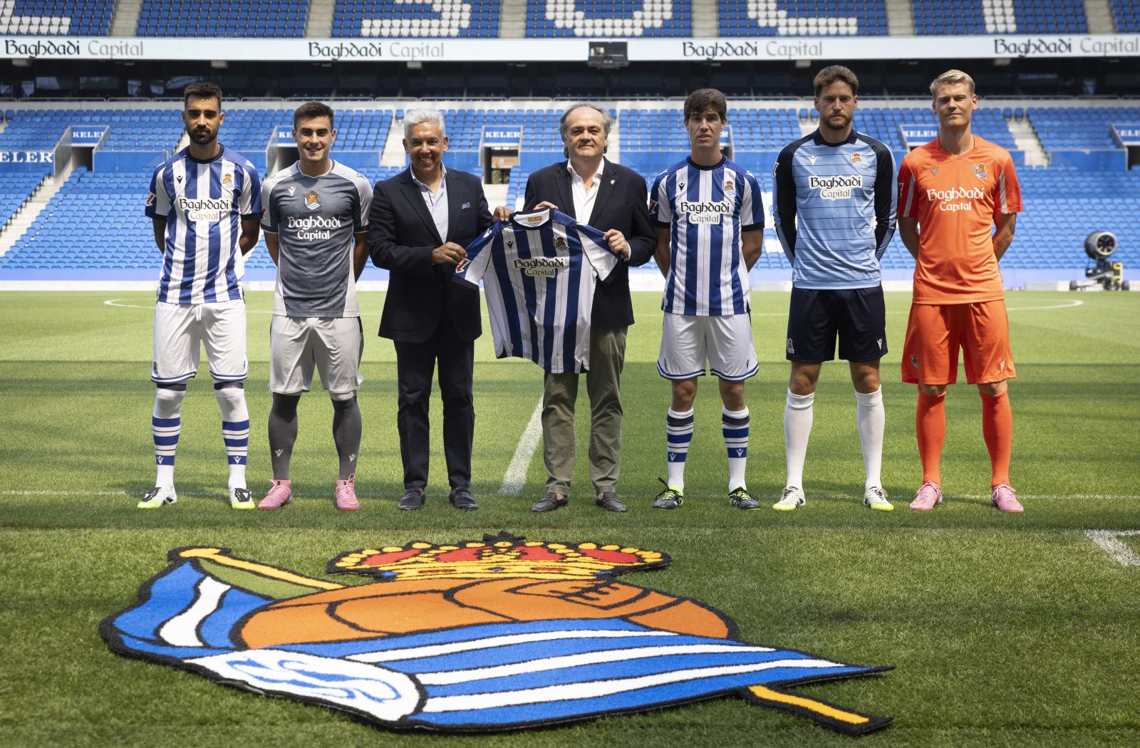 Aperribay, durante la presentación del nuevo patrocinador Baghdadi Capital en Anoeta junto a los jugadores.