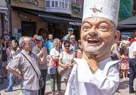 El divertido doble de Karlos Arguiñano que anima la Semana Grande de Zarautz