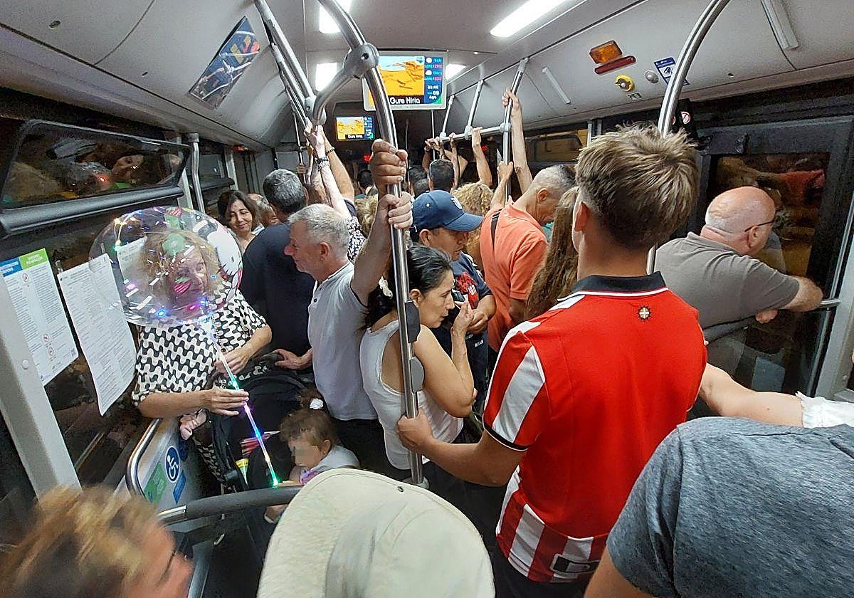 Imagen de un autobús de Dbus durante la Semana Grande.